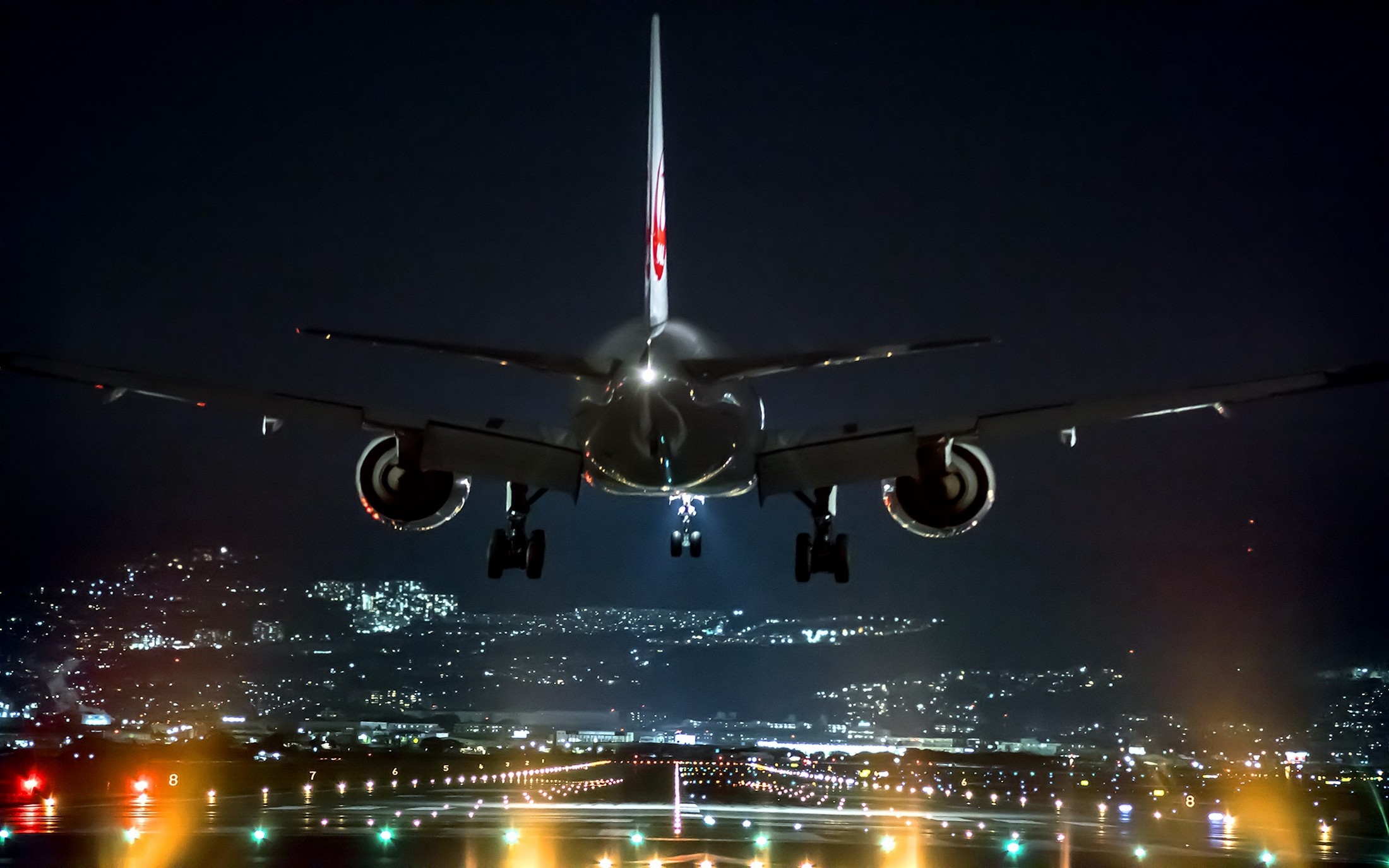 Pilot revealed the truth about night landing of the airplanes