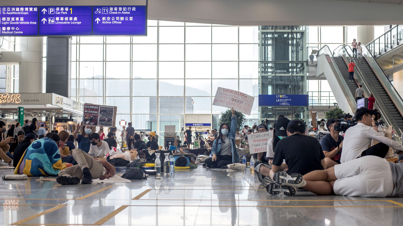 Hong Kong airport canceled hundreds flights despite resumption of work