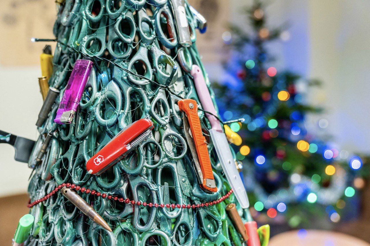 In Vilnius airport New Year tree was made of prohibited items