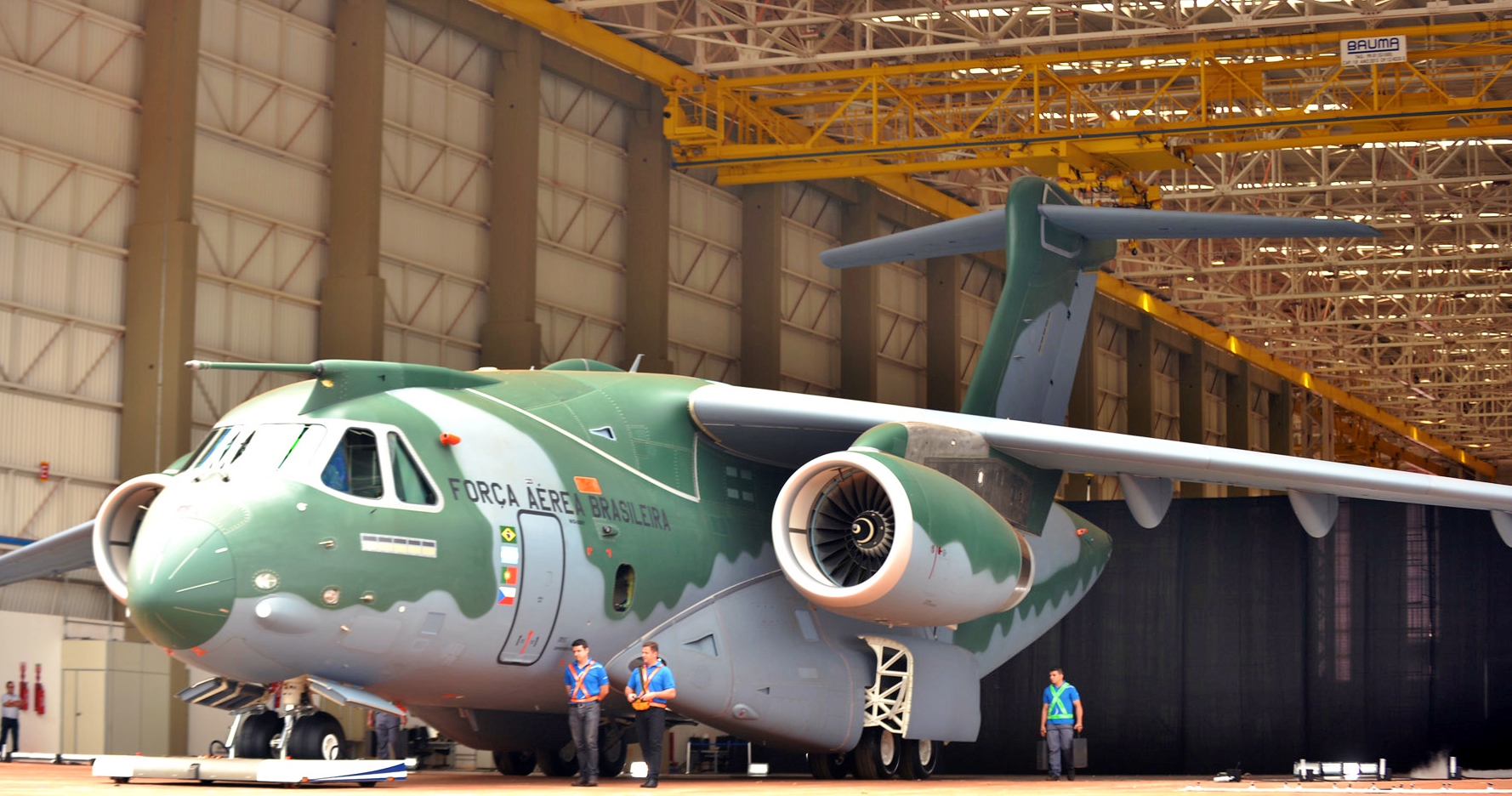 The heaviest Brazilian cargo airplane was tested by airdrop