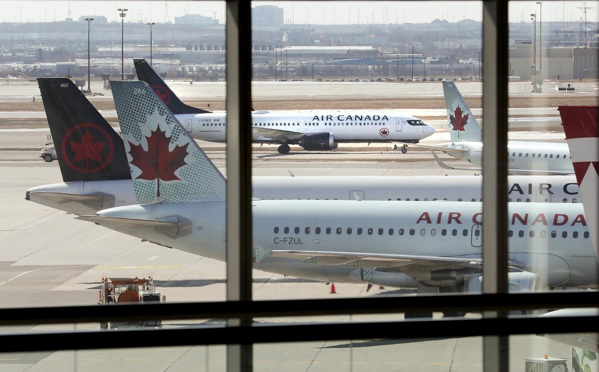 The biggest Canadian airline company will discharge more than 15 thousand employees temporarily