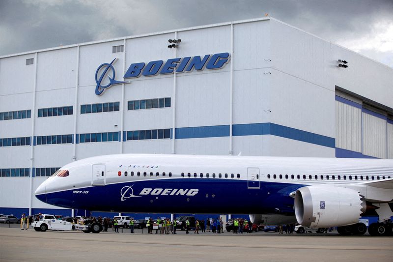 Quarter income of Boeing reduced by 2%