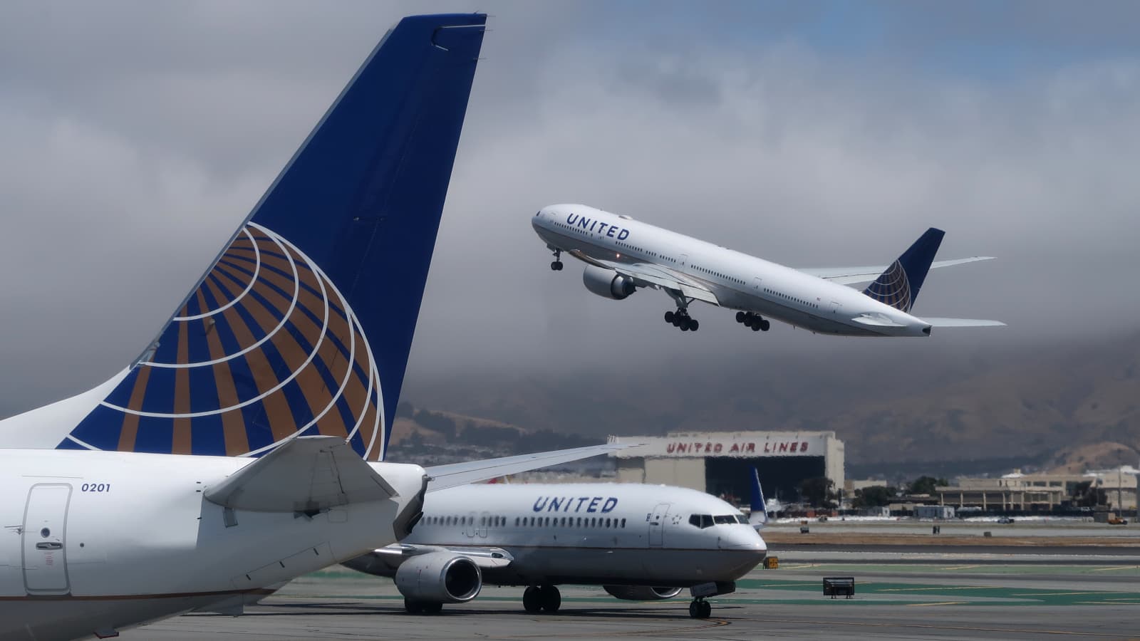 United Airlines made profit in the fourth quarter in amount of $843 million against loss one year earlier